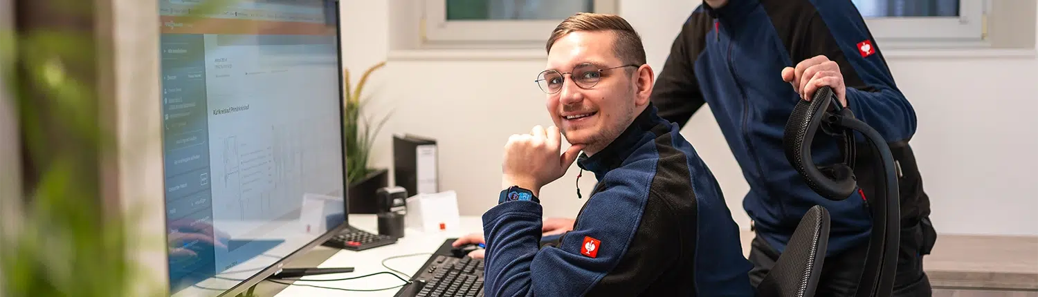 Heisse-Mitarbeiter-Buero_Schreibtisch_Blick_Kamera Heiße Mitarbeiter an einem Schreibtisch