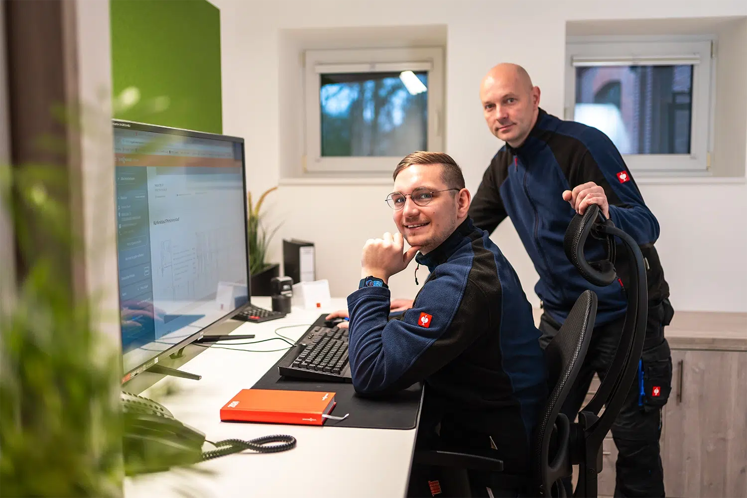 Heisse-Mitarbeiter-Buero_Schreibtisch_Blick_Kamera Heiße Mitarbeiter an einem Schreibtisch