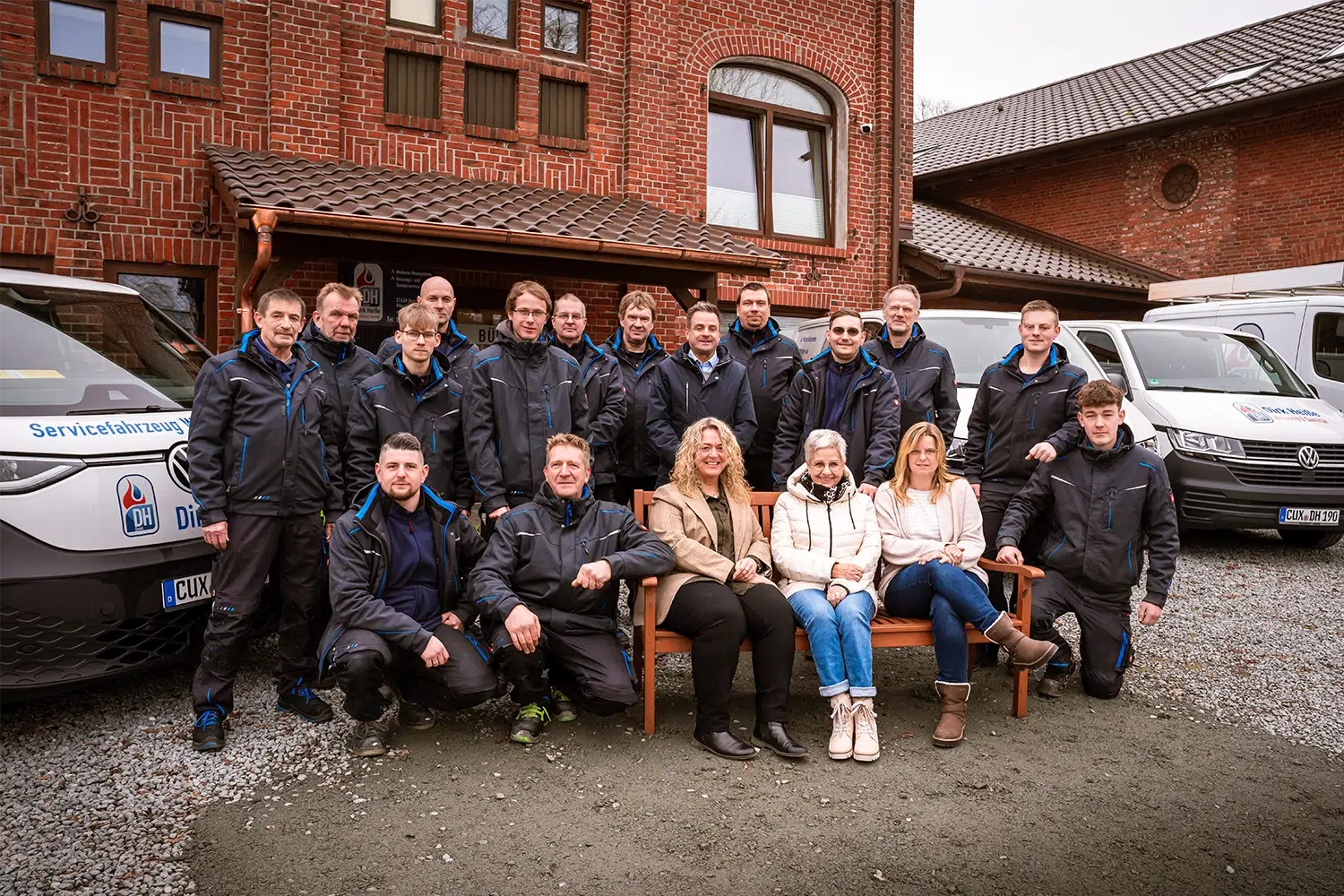 Heisse-Mitarbeiter-Gruppenbild-vor-Firmengebaeude Gruppenbild vor Firmengebäude