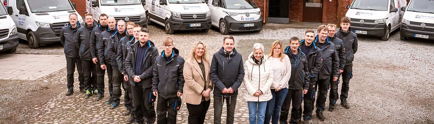 Heisse-Mitarbeiter-Gruppenbild-vor -Firmengelaende Gruppenbild vor Firmengebäude