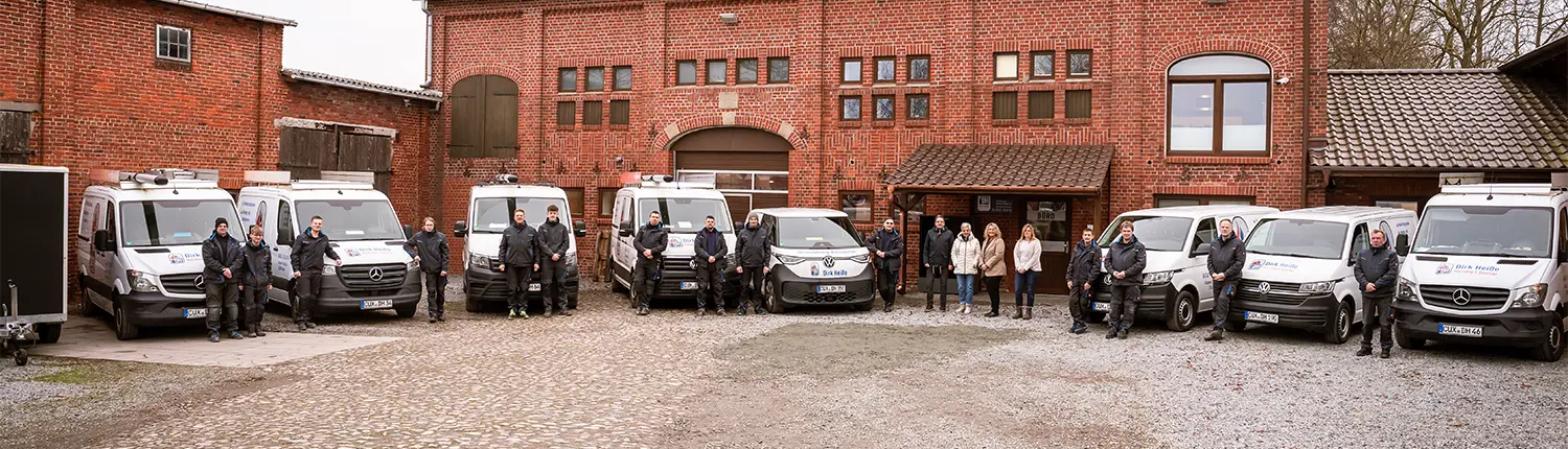 Heisse-Mitarbeiter-Gruppenbild-vor-Firmengebaeude-mit Firmenwagenflotte Heisse Mitarbeiter Gruppenbild vor Firmengebaeude