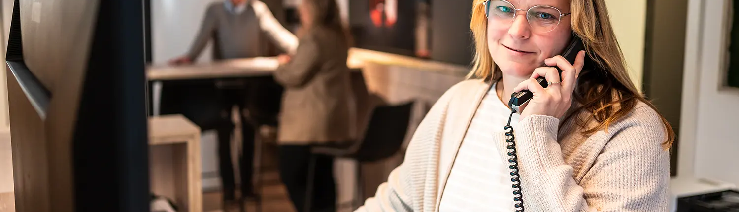 Heisse Mitarbeiterin Telefon Mitarbeiterin Telefon